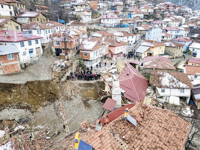 Heyelan Yaşanan Köyün Önemli Bir Bölümü Taşınacak