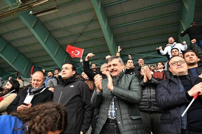 Vali Çiftçi Öğrencilerle Tribünde Maç İzledi