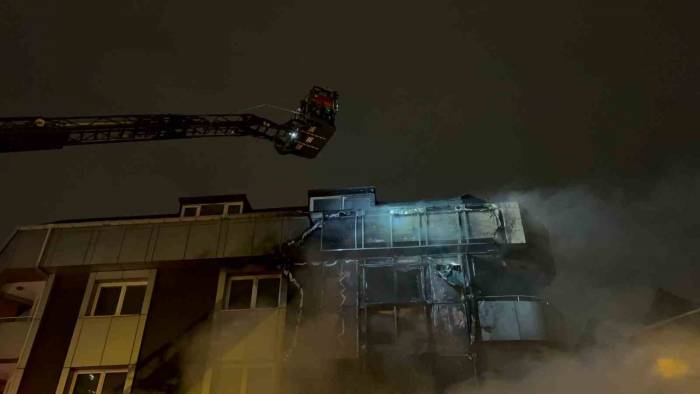 Ataşehir’de Apartmanın Dış Cephesi Alev Alev Yandı