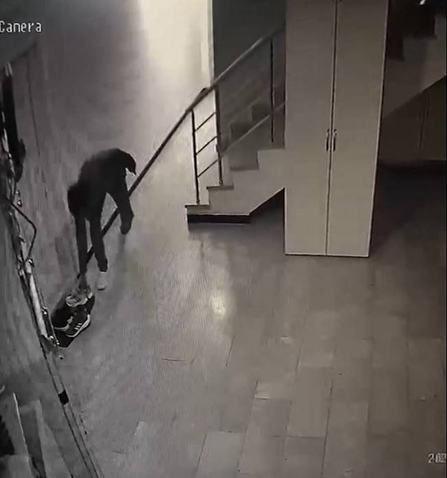 Daire Kapısı Önündeki Spor Ayakkabıyı Böyle Çaldı