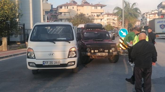 Antalya’da Kamyonet İle Otomobil Çarpıştı: 1 Yaralı