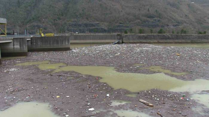 Artvin’deki Sel Muratlı Baraj Gölü’nü Çöplüğe Çevirdi