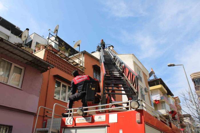 Çatıdaki Kedi Dördüncü İhbarda Da Bulunamadı