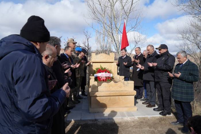 Milli Kahramanlar Kabirleri Başında Dualarla Anıldı