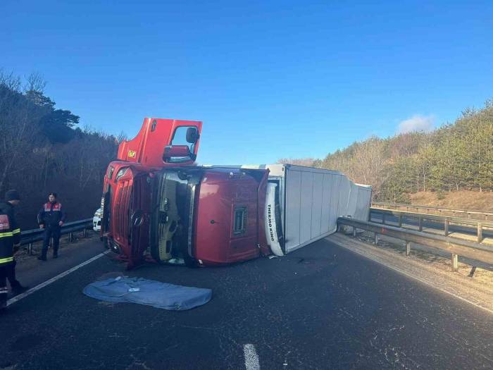 Kontrolden Çıkan Tır Devrildi: 1 Yaralı
