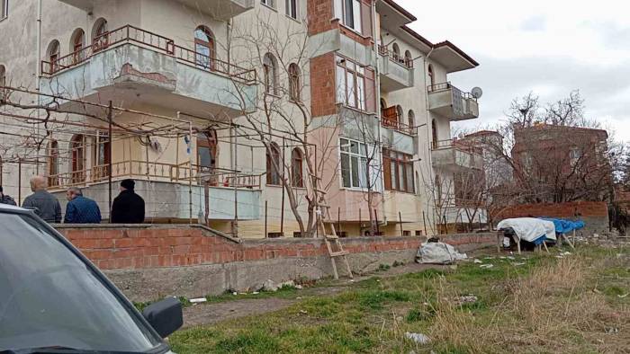 Çıktığı Merdivenden Düşen Yaşlı Adam Hayatını Kaybetti