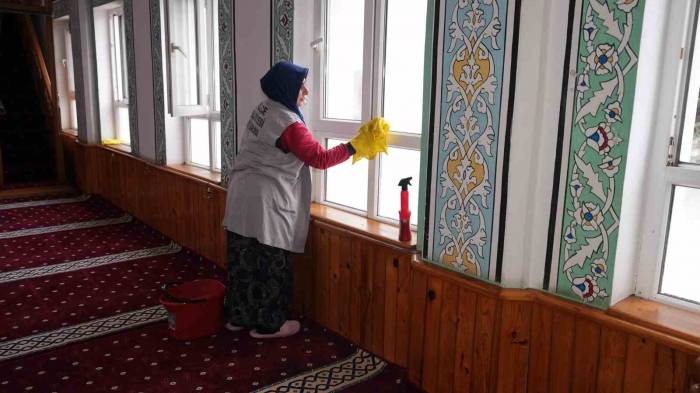 Camilerde Temizlik Çalışması Başladı