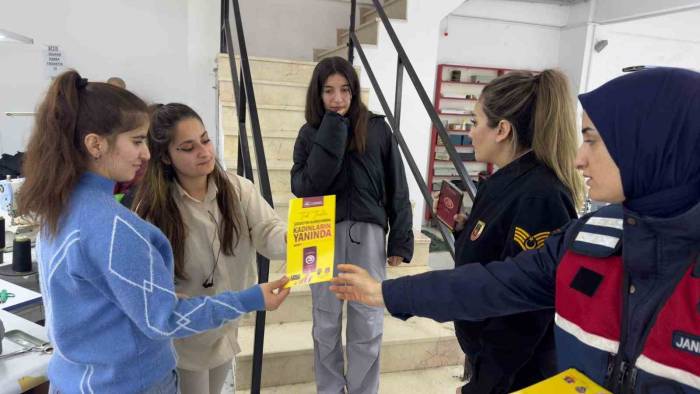 Kadın Jandarmalardan Sahada Bilinçlendirme Faaliyeti