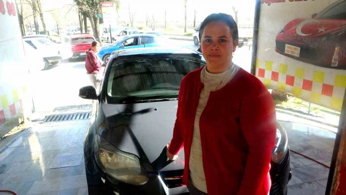 Sanayinin Elvan Ablası Kadınları Değil Araçları Güzelleştiriyor