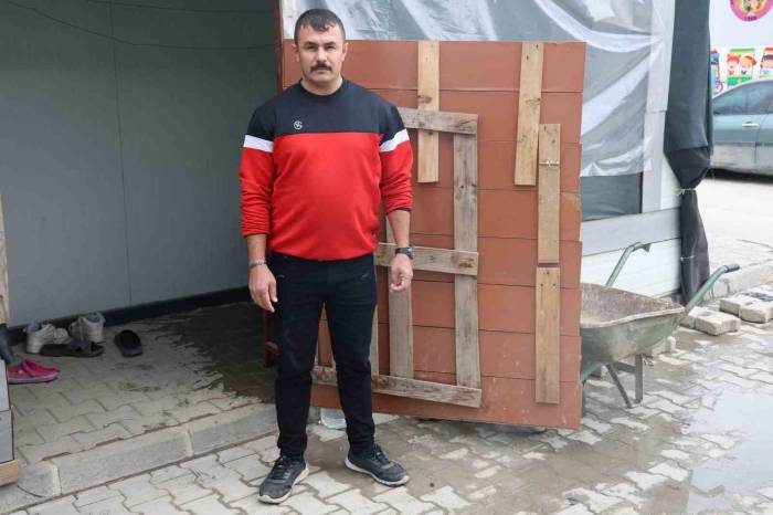 Deprem Sonrası Yaşanan İsim Karmaşasıyla Kayıtlara Ölü Olarak Geçen Afetzede Vatandaş, Bankayı Yaşadığına İnandıramıyor