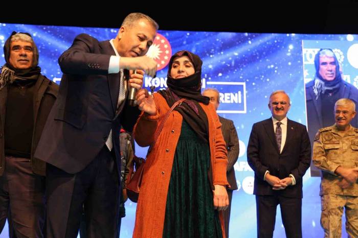 Bakan Yerlikaya, Diyarbakır’da Toki Kura Çekimine Katıldı: "Diyarbakır’a 3 Milyar Lirayı Aşkın Kaynak Aktarıldı"