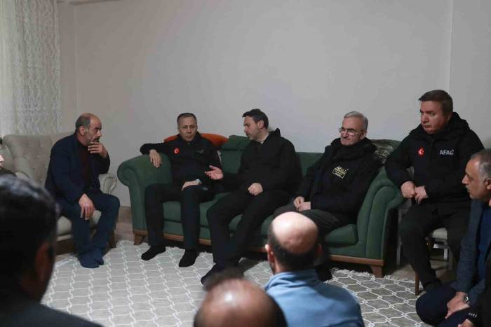 Bakan Yerlikaya İle Bakan Bayraktar’dan Madencilerin Ailelerine Geçmiş Olsun Ziyareti