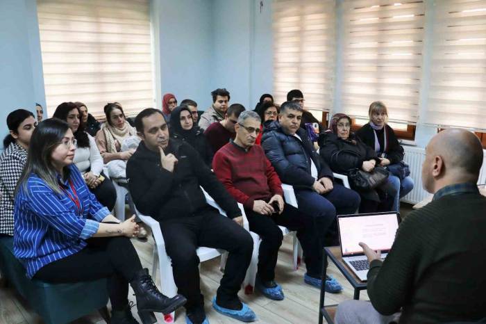 Ailelere Otizm Spektrum Bozukluğu Semineri Verildi