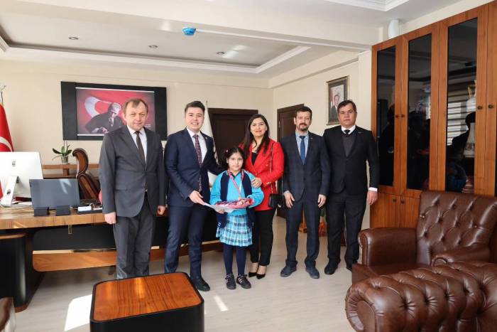 Kaymakam Gündoğdu, Başarılı Öğrenciyi Ödüllendirdi
