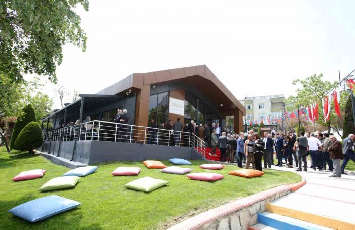 Küçükçekmece’de Emekliler Kafeteryası’na Vatandaştan Tam Not