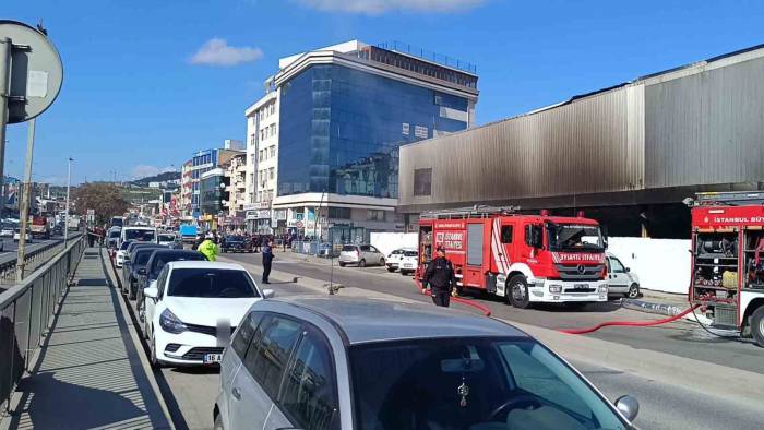 Pendik’te Korkutan Yangın: Gökyüzünü Siyah Dumanlar Kapladı