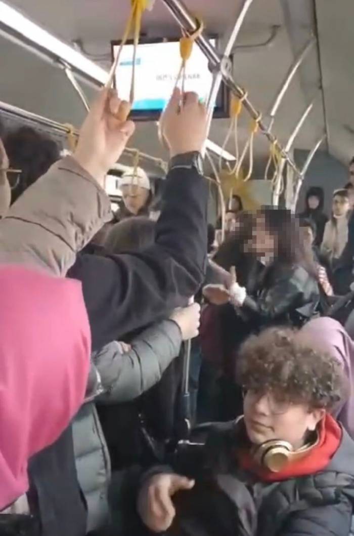 Sultanbeyli’de Otobüste 2 Kadının Saç Baş Birbirine Girdiği Kavga Kamerada