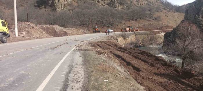 Tunceli’de Devrilen Tankerden Çaya Akan Bitüm Temizlendi