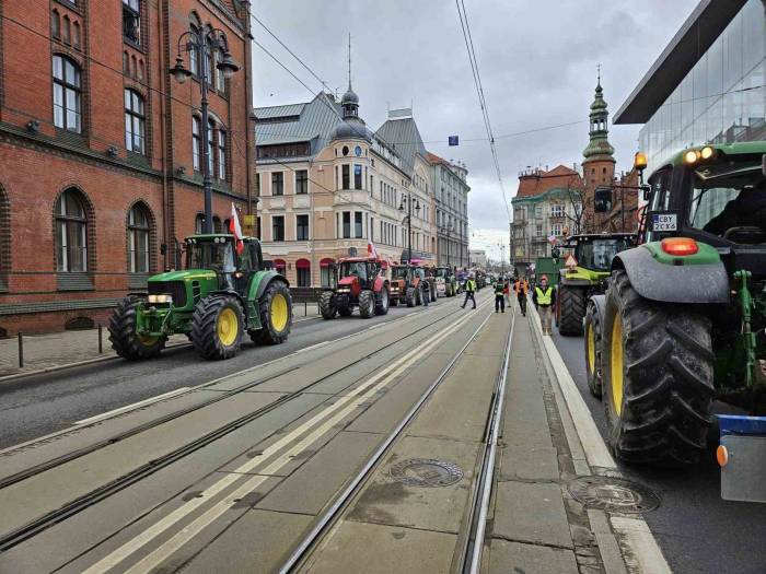 Polonyalı Çiftçiler Ukrayna Sınırını Kapatıp, Mısırı Demir Yoluna Döktü
