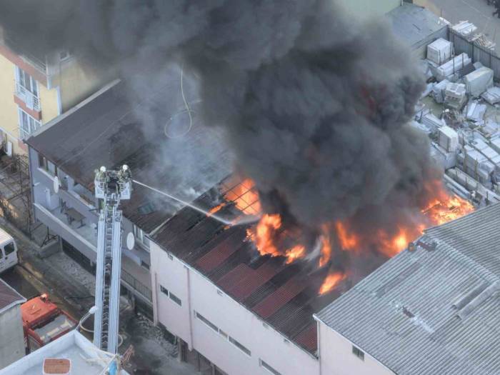 Ümraniye’de Alev Alev Yanan İş Yeri Havadan Görüntülendi