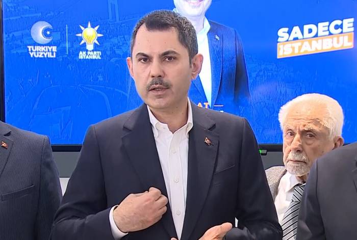 İbb Ekipleri Tarafından Cumhur İttifakı İbb Başkan Adayı Murat Kurum’un Afişleri Teker Teker Toplatıldı