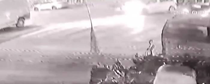 Ataşehir’de Hafif Ticari Araç İle Motosikletin Kafa Kafaya Çarpıştığı Kaza Kamerada