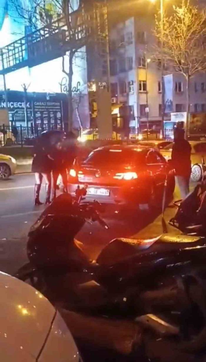 Beyoğlu’nda "Laf Atma" Kavgası: Kadın Ortalığı Birbirine Kattı
