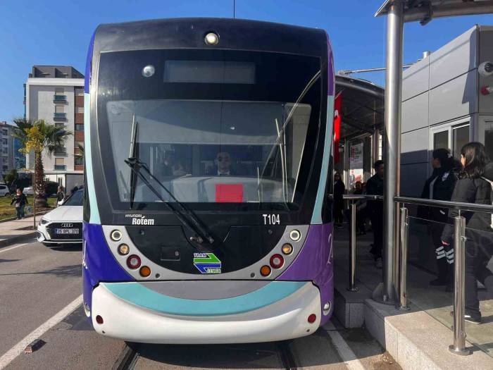 Çiğli Tramvayı “Kırmızı” Ve “Mavi” Hatla İzmirlilerin Hizmetinde