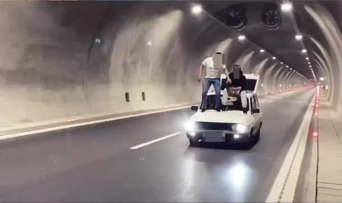 Seyir Halindeki Aracın Üzerine Çıkıp Alkollü İçecekle Ellerini Yıkadılar