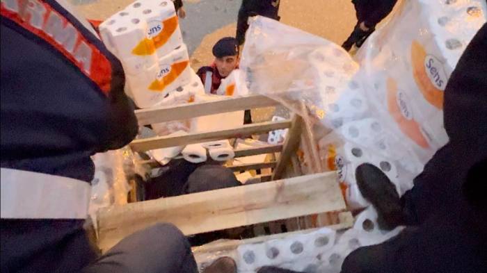 Kağıt Havlu Balyalarının Arasında 39 Kaçak Göçmen Yakalandı