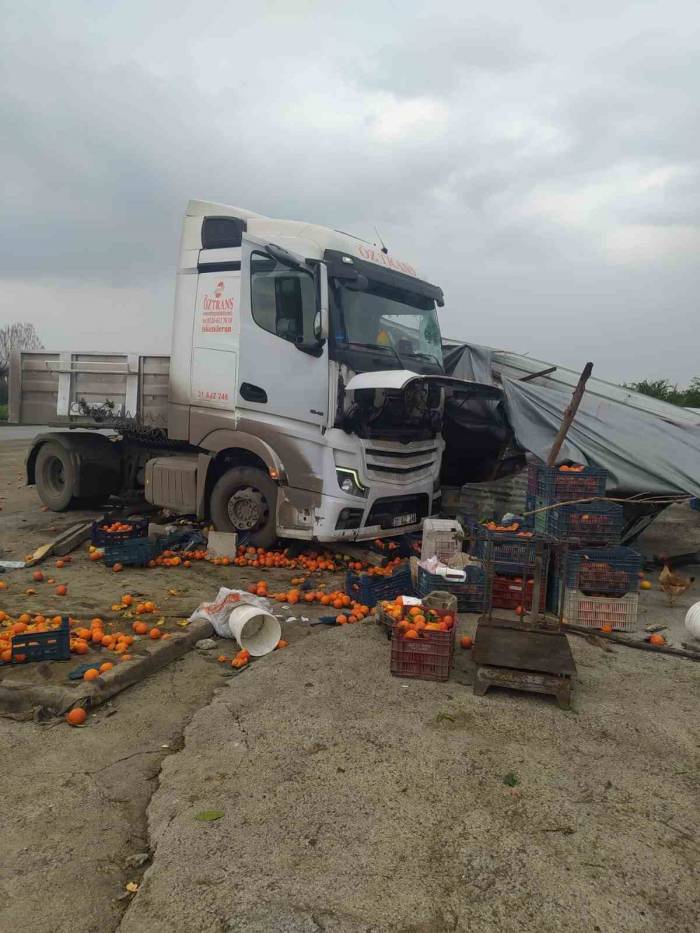 Tır Portakal Tezgahına Daldı: 1 Yaralı