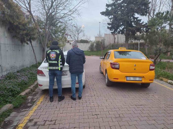 Yayalara Ayrılan Kaldırımı Yol Yapan Taksi Sürücüsü Kamerada