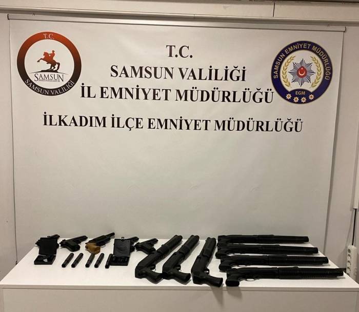 Petshop Malzemesi Bulunan Araçtan Çok Sayıda Silah Ele Geçirildi