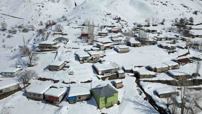 Beytüşşebap’ın 150 Haneli Köyünde Tek Katlı Evler Kara Teslim Oldu