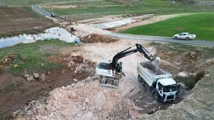 Taşkında Zarar Gören Yollar Ve Köprüler Onarılıyor