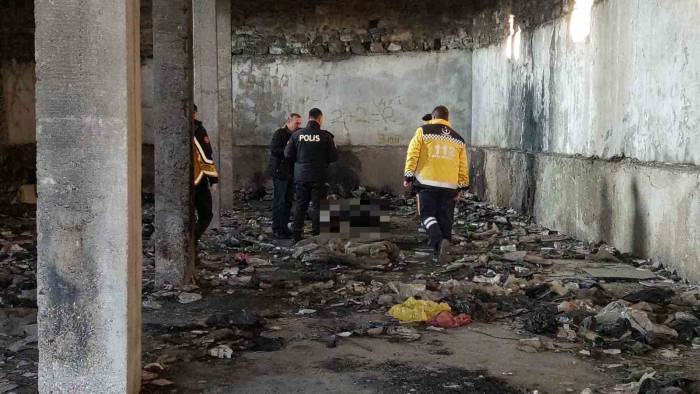 Metruk Binada Ceset Bulundu