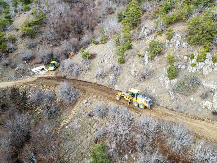 Tokat’ta Heyelan Nedeniyle İkiye Ayrılan Köyün Ulaşımı İçin Çalışmalar Sürüyor