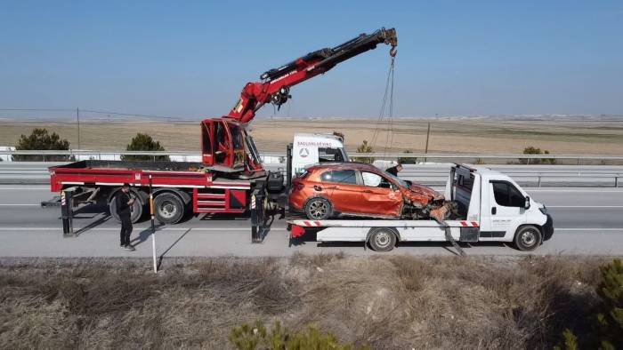 Kontrolden Çıkan Otomobil 10 Metrelik Şarampole Yuvarlandı