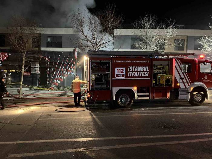 Beylikdüzü’nde Market Deposunda Yangın