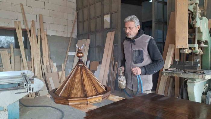 44 Yıldır Odunları Yontuyor