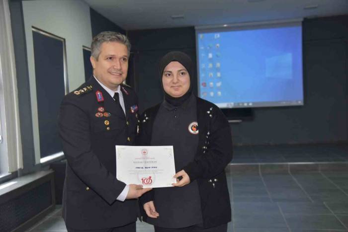 Giresun’da Merve Esma Aydın, Jandarma Genel Komutanlığı Resim Yarışmasında İl Birincisi Oldu