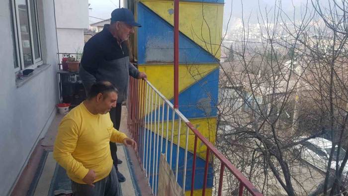 Engelli Ömer Bozulan Asansör Nedeniyle Eve Hapsoldu