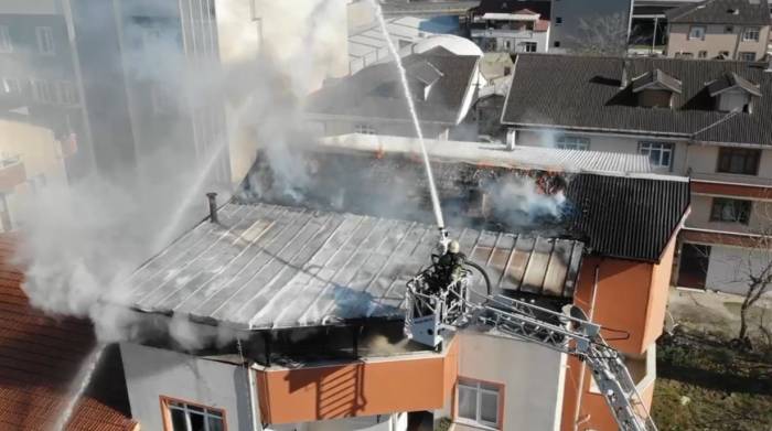 Binanın Çatı Katında Çıkan Yangın Mahalleliyi Sokağa Döktü