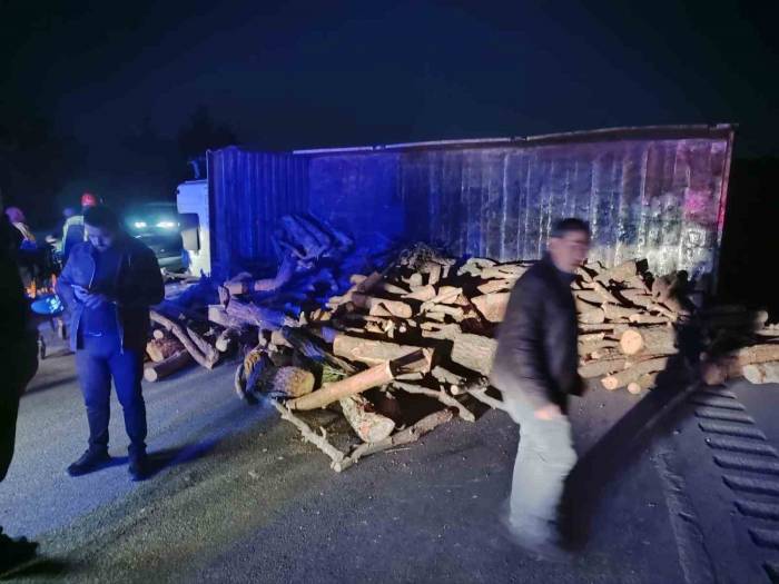 Manisa’da Karşı Şeride Geçen Kamyon Otomobille Çarpıştı: 1 Ölü, 1 Yaralı