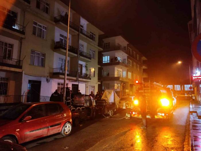 Niğde’de Çıkan Yangında 9 Kişi Dumandan Etkilendi