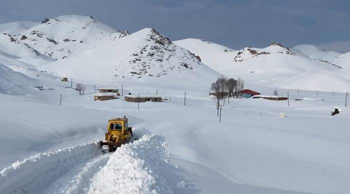 Beytüşşebap’ta Ekipler Yaylada Kalan 4 Aile İçin Yolları Açıyor