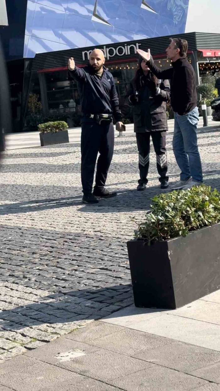 Ümraniye’de Taksi Şoförü İle Yolcu Arasındaki Tartışma Kamerada