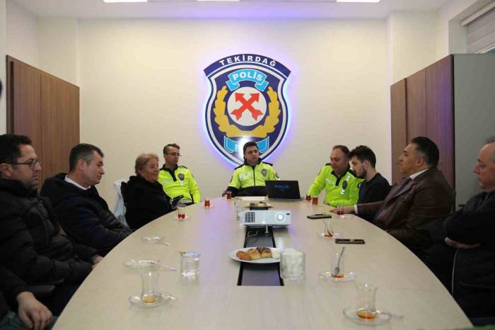 Otobüs Şoförü Ve Yolcularına Emniyet Kemeri Uyarısı