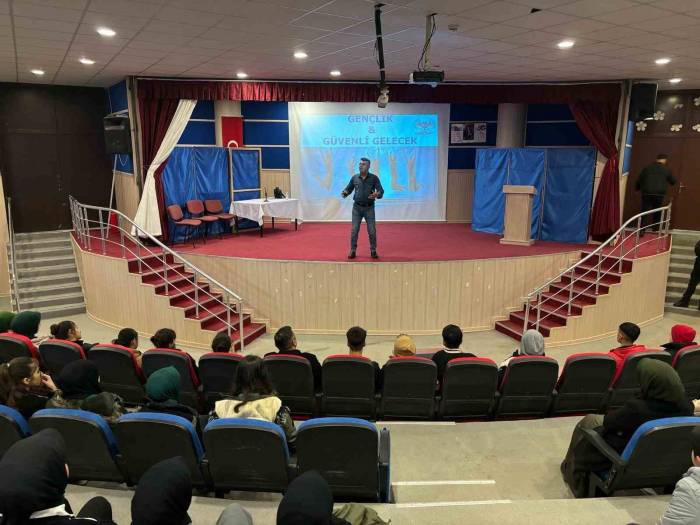 Öğrencilere, Gençlik Ve Güvenli Gelecek Projesi Anlatıldı
