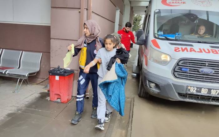 Öğrenciler Yedikleri Kekten Zehirlendi